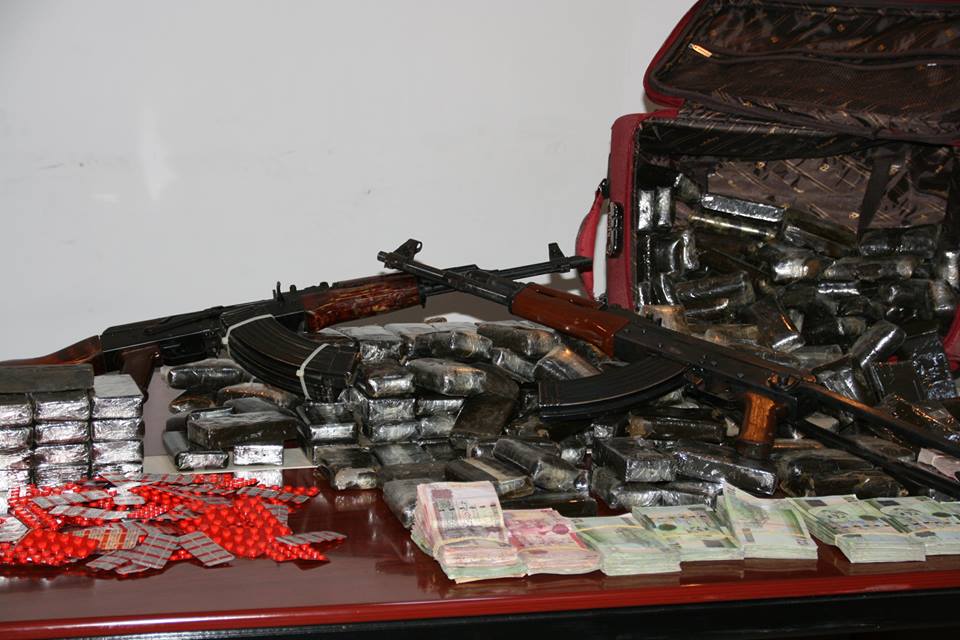 Hashish, pills, guns and money seized (Photo: Ministry of Interior)
