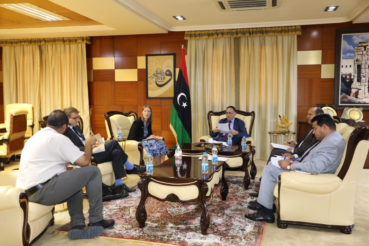بحث وزير الاقتصاد هويز مع السفارة البريطانية عودة الشركات إلى ليبيا واستئناف المشاريع الاستثمارية