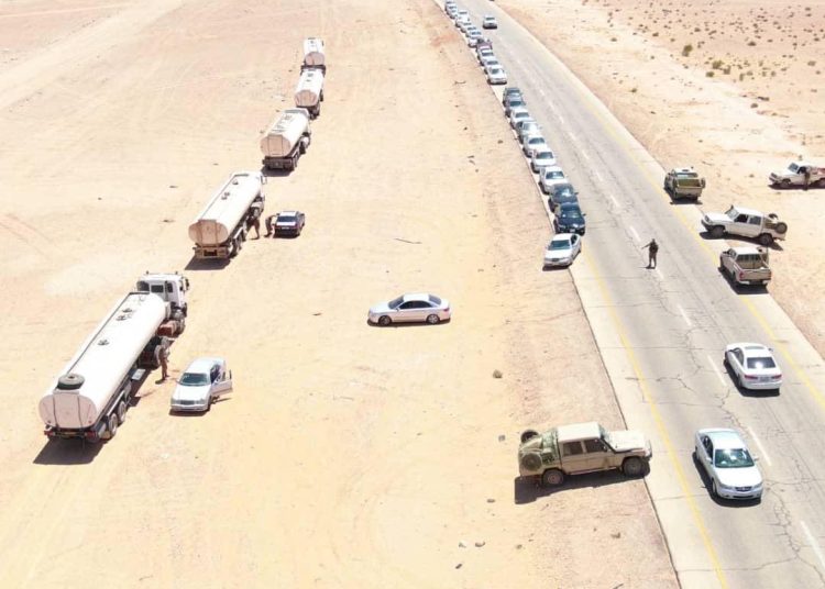 444th Combat Battalion distributes 250,000 litres of seized smuggled fuel to travellers to the south