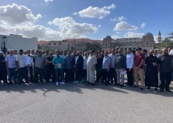 Small importers demonstrate in front of CBL against complicated banking procedures – CBL holds meeting with them