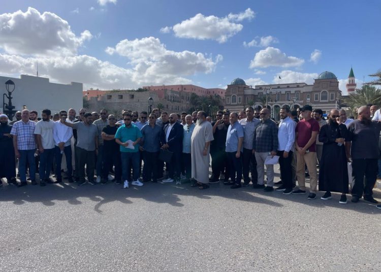 Small importers demonstrate in front of CBL against complicated banking procedures – CBL holds meeting with them